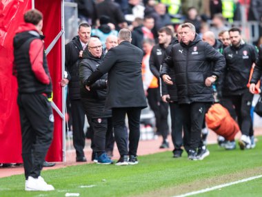 Steve Evans Rotherham United Manager ve Scott Lindsey Crawley Town Yöneticisi, 29 Mart 2025 'te New York Stadyumu' nda oynanan Sky Bet 1 karşılaşmasında el sıkıştı.