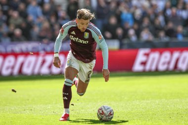 Aston Villa 'dan Matty Cash, 30 Mart 2025 tarihinde İngiltere' nin Preston kenti Deepdale 'de Preston North End ile Aston Villa arasındaki çeyrek final karşılaşmasında topu bırakıyor.