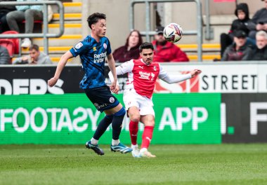Rotherham United takımından Reece James, 29 Mart 2025 'te İngiltere' nin Rotherham Stadyumu 'nda oynanan Sky Bet 1 karşılaşmasında topu geçti.