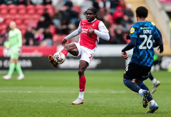 Rotherham United takımından Pelly Ruddock Mpanzu, 29 Mart 2025 'te New York Stadyumu' nda oynanan Sky Bet 1 karşılaşmasında topu kontrol ediyor.