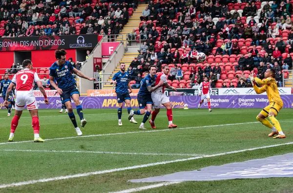 Rotherham United takımından Jonson Clarke-Harris, 29 Mart 2025 'te İngiltere' nin Rotherham Stadyumu 'nda oynanan Sky Bet 1 karşılaşmasında top kalecisi Rotherham United' a karşı Crawley Town maçında liderliği üstlendi.