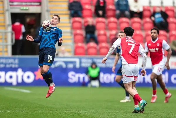 Crawley Town 'dan Liam Fraser topu kontrol ediyor. Gök İddia Ligi 1 maçı sırasında Rotherham United, Crawley Town 'a karşı New York Stadyumu, Rotherham, Birleşik Krallık, 29 Mart 2025