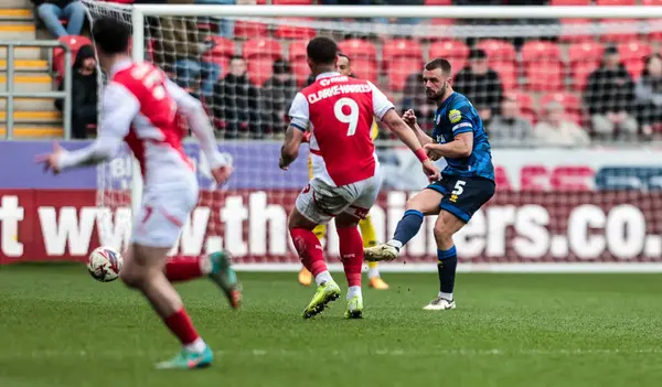Crawley Town 'dan Charlie Barker, 29 Mart 2025' te New York Stadyumu 'nda oynanan ve Crawley Town' a karşı oynanan Sky Bet 1 maçında pas verdi.