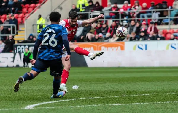 Rotherham United takımından Joe Rafferty, 29 Mart 2025 'te New York Stadyumu' nda oynanan Sky Bet 1 karşılaşmasında gol atma şansı yakaladı.