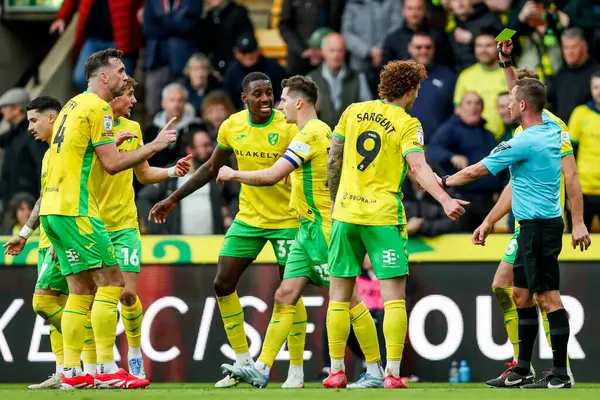 Josh Sargent, 29 Mart 2025 'te Norwich City, Norwich Road, Norwich, İngiltere' de Norwich 'e karşı oynadığı Sky Bet Şampiyonası maçında hakem David Webb' den sarı kart aldı.