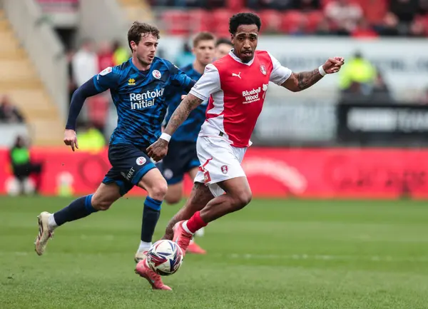 Rotherham United takımından Mallik Wilks, 29 Mart 2025 'te New York Stadyumu' ndaki Rotherham United ile Crawley Town arasındaki Sky Bet 1 maçında pas attı.