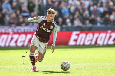 Aston Villa 'dan Matty Cash, 30 Mart 2025 tarihinde İngiltere' nin Preston kenti Deepdale 'de Preston North End ile Aston Villa arasındaki çeyrek final karşılaşmasında topu bırakıyor.