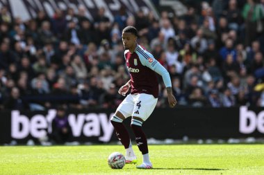 Aston Villa takımından Ezri Konsa, 30 Mart 2025 'te Birleşik Krallık' ın Deepdale kentinde oynanan, Preston North End - Aston Villa çeyrek final karşılaşmasında topla birlikte.