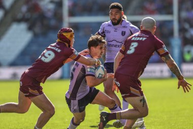 Hull KR 'dan Arthur Mourgue, Huddersfield Giants' tan George Flanagan tarafından 30 Mart 2025 'te John Smith Stadyumu, Huddersfield, İngiltere' de oynanan Betfred Süper Lig 6.
