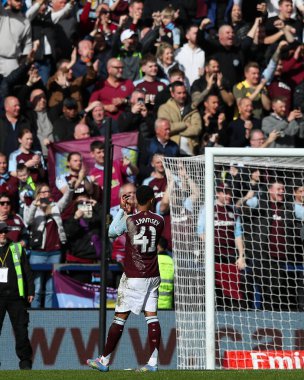 Aston Villa 'dan Jacob Ramsey, 30 Mart 2025 tarihinde Birleşik Krallık' ın Deepdale kentinde Preston North End - Aston Villa maçında Aston Villa taraftarlarını alkışladı.