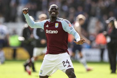 Aston Villa takımından Amadou Onana, 30 Mart 2025 'te İngiltere' nin Deepdale kentinde oynanan Emirates FA Cup çeyrek final maçında taraftarlarıyla 0-3 'lük galibiyeti kutluyor.