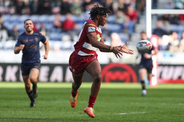 Wigan Warriors 'dan Junior Nsemba, 30 Mart 2025' te İngiltere 'nin Wigan kentinde oynanan Wigan Warriors - Salford Red Devils maçında topu geçiyor.