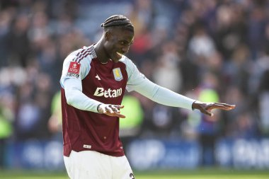 Aston Villa takımından Amadou Onana, 30 Mart 2025 'te İngiltere' nin Deepdale kentinde oynanan Emirates FA Cup çeyrek final maçında taraftarlarıyla 0-3 'lük galibiyeti kutluyor.