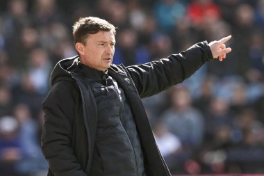 Preston North End 'in Paul Heckingbottom teknik direktörü 30 Mart 2025 tarihinde İngiltere' nin Deepdale kentinde oynanan, Preston North End - Aston Villa maçında takım talimatlarını verir.