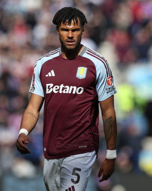 Aston Villa takımından Tyrone Mings 30 Mart 2025 tarihinde Birleşik Krallık 'ın Deepdale kentinde Preston North End - Aston Villa maçında oynanan Emirlikler Kupası çeyrek finalinde
