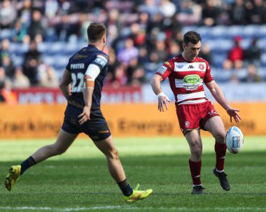 Wigan Warriors 'dan Harry Smith, 30 Mart 2025' te İngiltere 'nin Wigan şehrinde oynanan Wigan Warriors-Salford Red Devils maçında topu sahaya sürüyor.