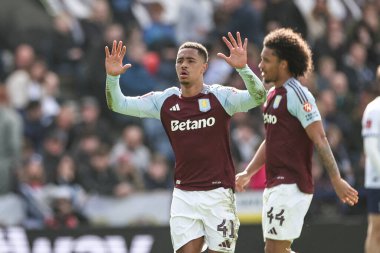 Aston Villa 'dan Jacob Ramsey, 30 Mart 2025' te İngiltere 'nin Preston kenti Deepdale' de Preston North End ile Aston Villa arasındaki çeyrek final karşılaşmasında 0-3 kazanma hedefini kutluyor.