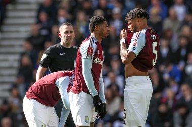 Aston Villa 'dan Marcus Rashford ve Aston Villa' dan Tyrone Mings, 30 Mart 2025 'te İngiltere' nin Deepdale kentinde oynanan Emirates FA Cup çeyrek final maçında serbest vuruş yapmayı planlıyorlar.