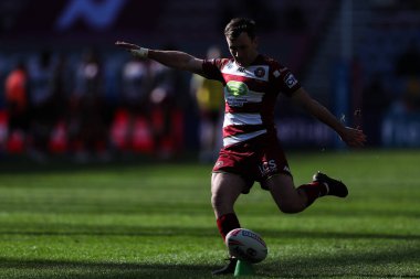 Wigan Warriors 'dan Harry Smith dönüşüm vuruşunu yapıyor ama 30 Mart 2025' te Wigan Warriors - Salford Red Devils - The Brick Community Stadyumu, Wigan, Birleşik Krallık 'ta oynanan 6.