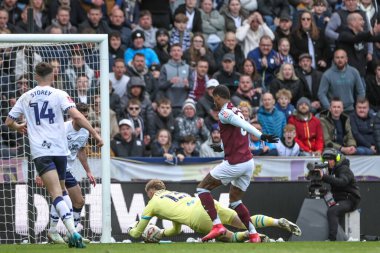 Preston North End 'den David Cornell, Aston Villa' dan Marcus Rashford 'u kurtardı. 30 Mart 2025' te, Birleşik Krallık 'ın Deepdale kentinde Preston North End - Aston Villa maçında.