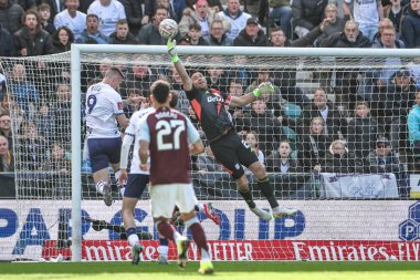 Aston Villa 'dan Emiliano Martnez, 30 Mart 2025' te Birleşik Krallık 'ın Deepdale kentinde oynanan Emirates FA Cup çeyrek final maçında parmak ucuyla kurtarıyor.