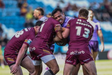Hull KR 'dan Sauaso Sue Huddersfield Giants' tan Leroy Cudjoe ve Huddersfield Giants 'tan Harry Rushton, Betfred Süper Lig 6. Raundda Huddersfield Giants' a karşı Hull KR, 30. 