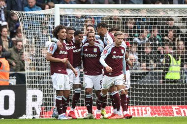 Aston Villa 'dan Marcus Rashford, 30 Mart 2025' te İngiltere 'nin Deepdale kentinde oynanan Emirates FA Cup çeyrek final maçında 0-2' lik galibiyetini kutluyor.