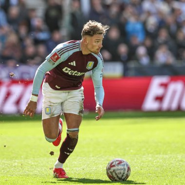 Aston Villa 'dan Matty Cash, 30 Mart 2025 tarihinde İngiltere' nin Preston kenti Deepdale 'de Preston North End ile Aston Villa arasındaki çeyrek final karşılaşmasında topu bırakıyor.