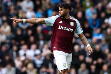 Aston Villa 'dan Tyrone Mings, 30 Mart 2025' te İngiltere 'nin Preston kentinde oynanan Emirates FA Cup çeyrek final maçında takımına talimat verir.