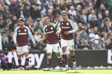 Aston Villa 'dan Jacob Ramsey, 30 Mart 2025' te İngiltere 'nin Preston kenti Deepdale' de Preston North End ile Aston Villa arasındaki çeyrek final karşılaşmasında 0-3 kazanma hedefini kutluyor.