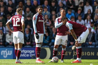 Aston Villa 'dan Marcus Rashford ve Aston Villa' dan Lucas Digne, 30 Mart 2025 'te İngiltere' nin Deepdale kentinde oynanan Emirates FA Kupası çeyrek final maçında Preston North End - Aston Villa maçında serbest vuruş yapmayı planlıyorlar.