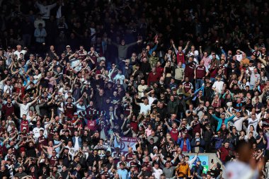 Aston Villa taraftarları 30 Mart 2025 'te Birleşik Krallık' ın Deepdale kentinde Preston North End - Aston Villa maçında oynanan Emirates FA Cup çeyrek finalinde 3-0 'lık galibiyeti kutluyorlar.