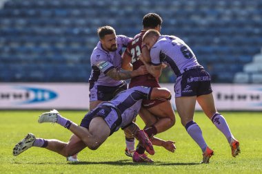 Hull KR 'dan Jared Waerea-Hargreaves Hull KR' dan Mikey Lewis 'e Huddersfield Giants' tan Taane Milne 'in Betfred Süper Lig 6. raundunda Huddersfield Giants' a karşı Huddersfield Stadyumu 'ndaki Hull KR maçında yardım etmek için dalıyor.