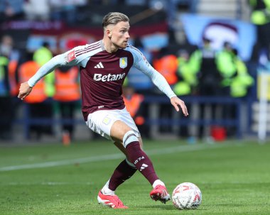 Aston Villa 'dan Matty Cash, 30 Mart 2025 tarihinde Birleşik Krallık' ın Deepdale kentinde Preston North End - Aston Villa çeyrek finalinde topu ayaklarının dibine aldı.