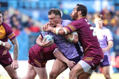 Huddersfield Giants 'dan Jacob Gagai ve Huddersfield Giants' tan Leroy Cudjoe, Huddersfield Süper Lig 6. Raundda Huddersfield Giants 'a karşı Hull KR' ın John Smith Stadyumu 'nda oynanan maçında, Huddersfield Giants' ın rakibi Jai Whitbread 'i yendi.