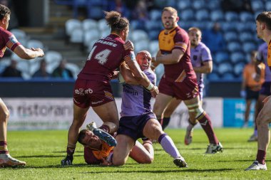 Hull KR 'dan Dean Hadley, Huddersfield Giants' tan Ashton Golding tarafından 30 Mart 2025 'te John Smith' in Stadyumu 'nda oynanan Betfred Süper Lig 6. Raundda Huddersfield Giants' a karşı Hull KR karşılaşmasında yenildi.