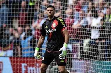 Aston Villa takımından Emiliano Martnez, 30 Mart 2025 tarihinde Birleşik Krallık 'ın başkenti Preston' da Preston North End ile Aston Villa arasında oynanan çeyrek final karşılaşmasında