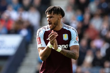 Aston Villa takımından Tyrone Mings, 30 Mart 2025 'te oynanan Emirates FA Cup çeyrek final maçında Preston North End - Aston Villa maçında takım arkadaşlarını alkışlıyor.
