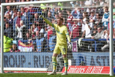 Preston North End 'den David Cornell, 30 Mart 2025 tarihinde Birleşik Krallık' ın başkenti Preston 'da oynanan, Preston North End - Aston Villa maçında takımına talimat verdi.