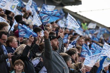 Preston taraftarları, 30 Mart 2025 tarihinde İngiltere 'nin Preston kenti Deepdale' de Preston North End - Aston Villa maçında oynanan Emirates FA Cup çeyrek final maçında bayrak sallıyor.