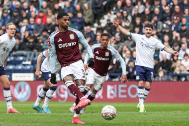 Aston Villa 'dan Marcus Rashford, 30 Mart 2025' te İngiltere 'nin Deepdale kentinde oynanan Emirates FA Cup çeyrek finalinde 2-0' lık skorla penaltı aldı.