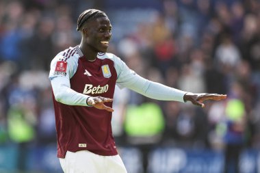 Aston Villa takımından Amadou Onana, 30 Mart 2025 'te İngiltere' nin Deepdale kentinde oynanan Emirates FA Cup çeyrek final maçında taraftarlarıyla 0-3 'lük galibiyeti kutluyor.