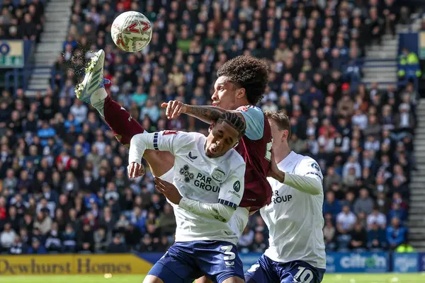Aston Villa 'dan Boubacar Kamara, 30 Mart 2025' te Birleşik Krallık 'ın başkenti Preston, Preston' da oynanan Emirates FA Cup çeyrek final maçında yüksek topu kazanmak için sıçradı.