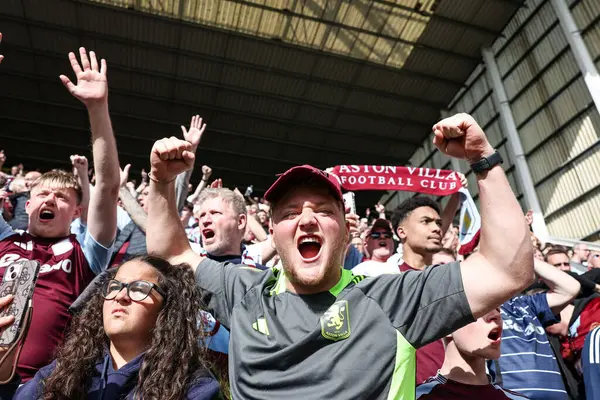 Villa taraftarları, 30 Mart 2025 tarihinde Preston North End - Aston Villa maçında oynanan Emirates FA Cup çeyrek final maçında 0-3 'lük galibiyeti kutladılar.
