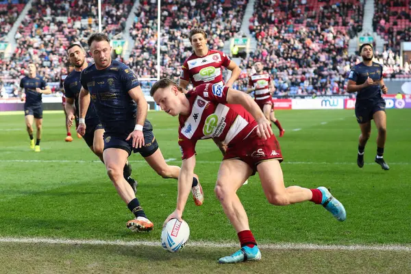 Wigan Warriors takımından Jai sahaya çıkıyor ve 30 Mart 2025 'te Wigan Warriors - Salford Red Devils - The Brick Community Stadyumu, Wigan, İngiltere' de oynanan 6.
