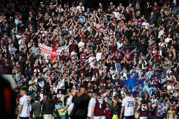 Aston Villa taraftarları 30 Mart 2025 'te Birleşik Krallık' ın Deepdale kentinde Preston North End - Aston Villa maçında oynanan Emirates FA Cup çeyrek finalinde 3-0 'lık galibiyeti kutluyorlar.