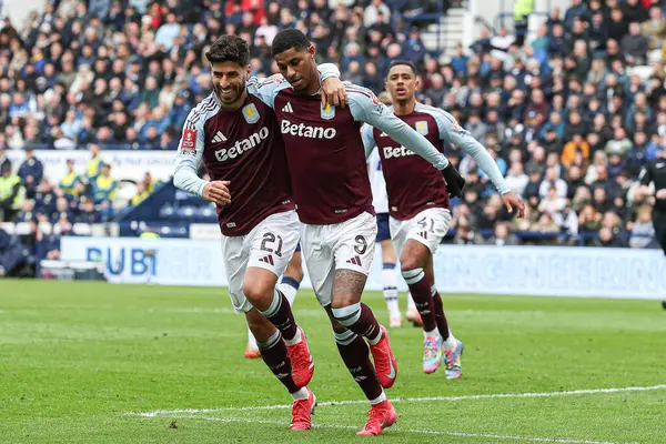 Aston Villa 'dan Marco Asensio ve Aston Villa' dan Marcus Rashford, 30 Mart 2025 'te İngiltere' nin Deepdale kentinde oynanan Emirates FA Kupası çeyrek finalinde 1-0 'lık galibiyet golünü kutluyorlar.