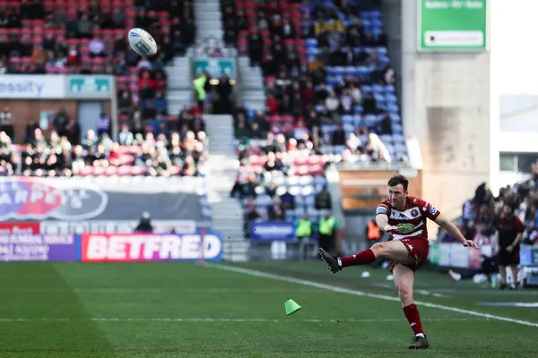 Wigan Warriors 'dan Harry Smith dönüşüm vuruşunu yapıyor ama 30 Mart 2025' te Wigan Warriors - Salford Red Devils - The Brick Community Stadyumu, Wigan, Birleşik Krallık 'ta oynanan 6.
