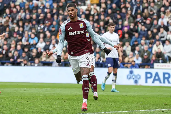 Aston Villa 'dan Marcus Rashford, 30 Mart 2025' te İngiltere 'nin Deepdale kentinde düzenlenen Preston North End - Aston Villa çeyrek finalinde 1-0' lık galibiyetini kutluyor.