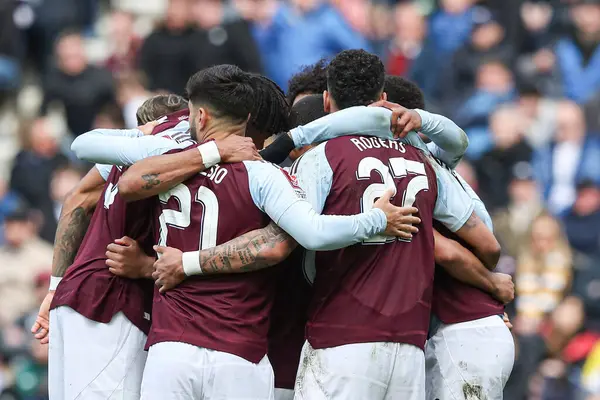 Aston Villa takım arkadaşları, 30 Mart 2025 'te İngiltere' nin Preston kenti Deepdale 'de Preston North End - Aston Villa maçında 2-0 berabere kalma golünü kutladılar.